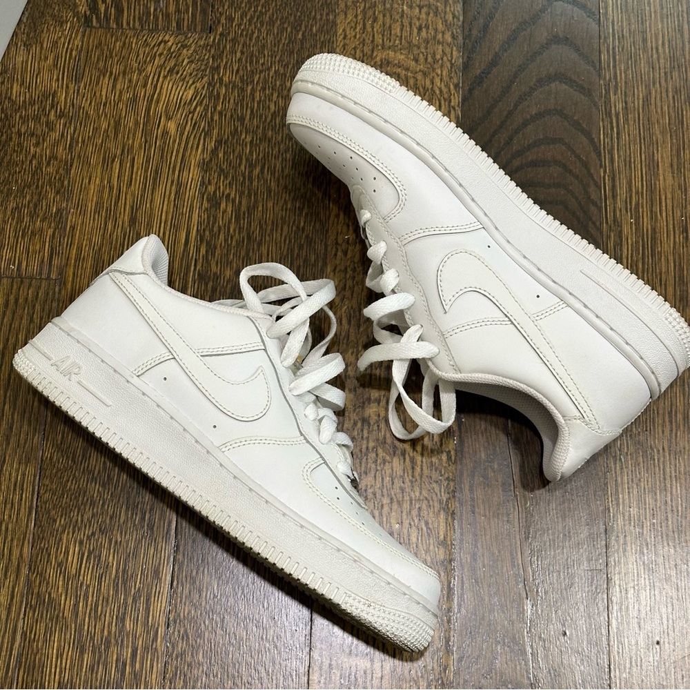 Nike Air Force 1s White Grade School Boys Size 5.5Y, fits women’s 7-7.5